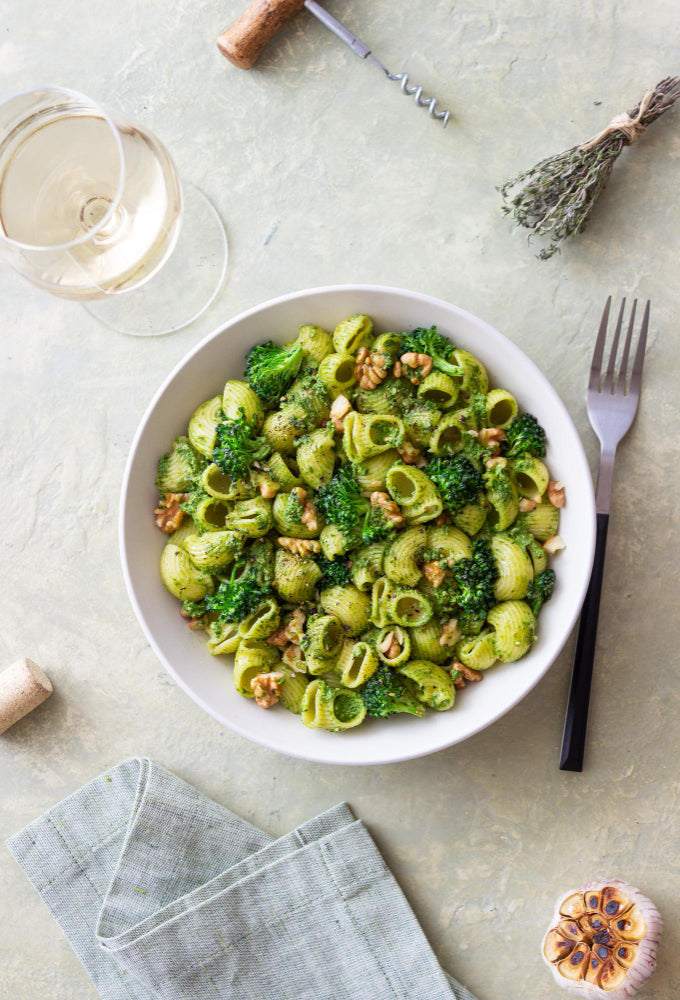 Pasta with pesto, broccoli and walnuts